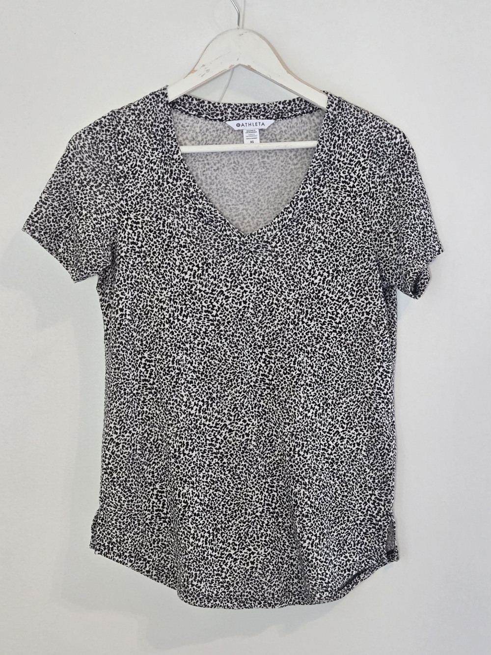 Athleta Women's Black & White V-Neck Short Sleeve Top